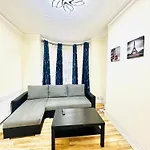 3 Bed Entire Home - 5 Mins Walk From Train St