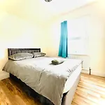 3 Bed Entire Home - 5 Mins Walk From Train St