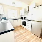 3 Bed Entire Home - 5 Mins Walk From Train St