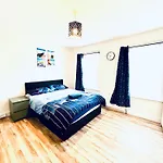 3 Bed Entire Home - 5 Mins Walk From Train St