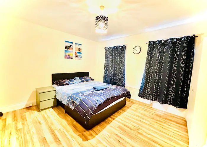 3 Bed Entire Home - 5 Mins Walk From Train St