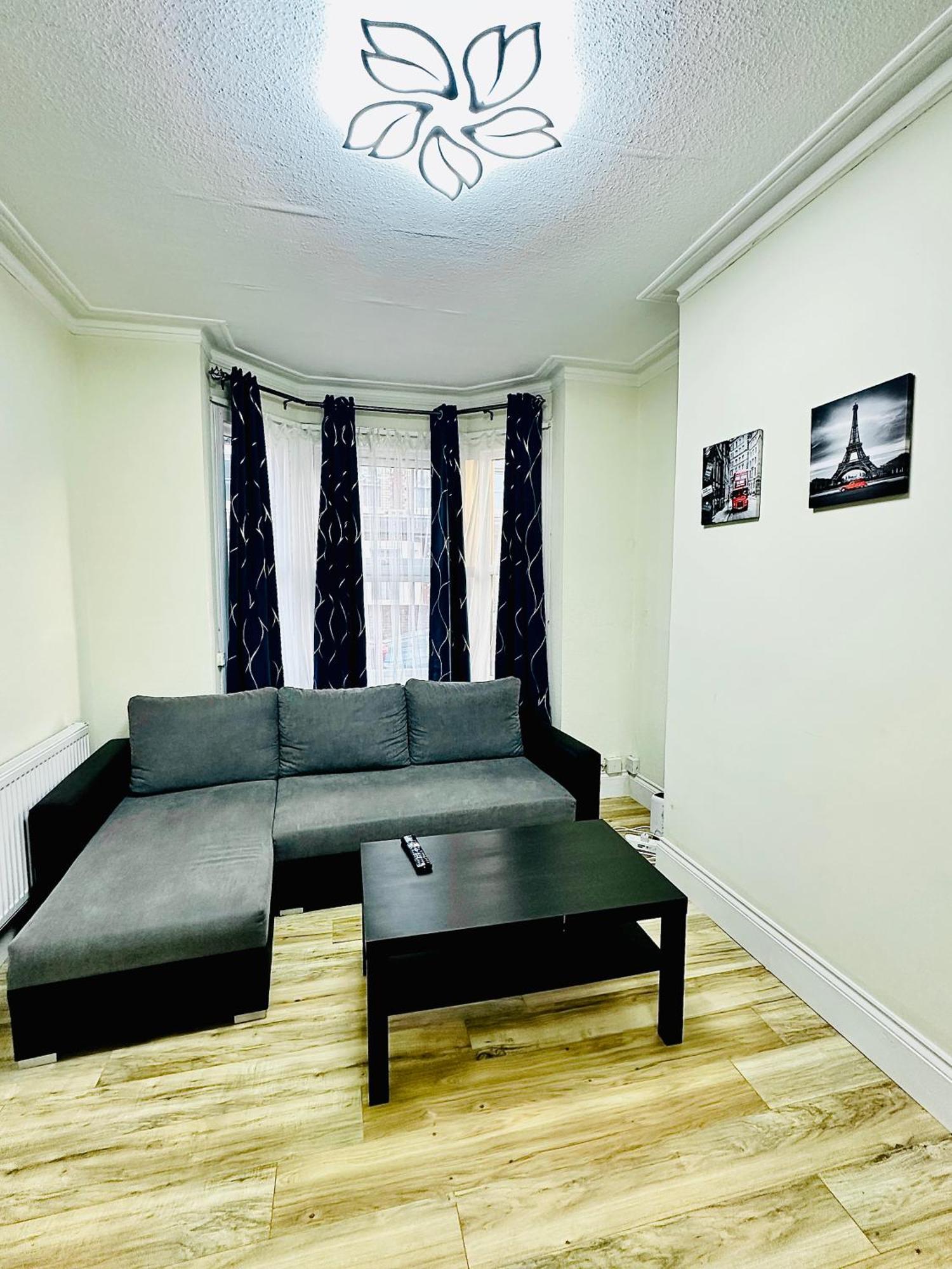 3 Bed Entire - 5 Mins Walk From Train St