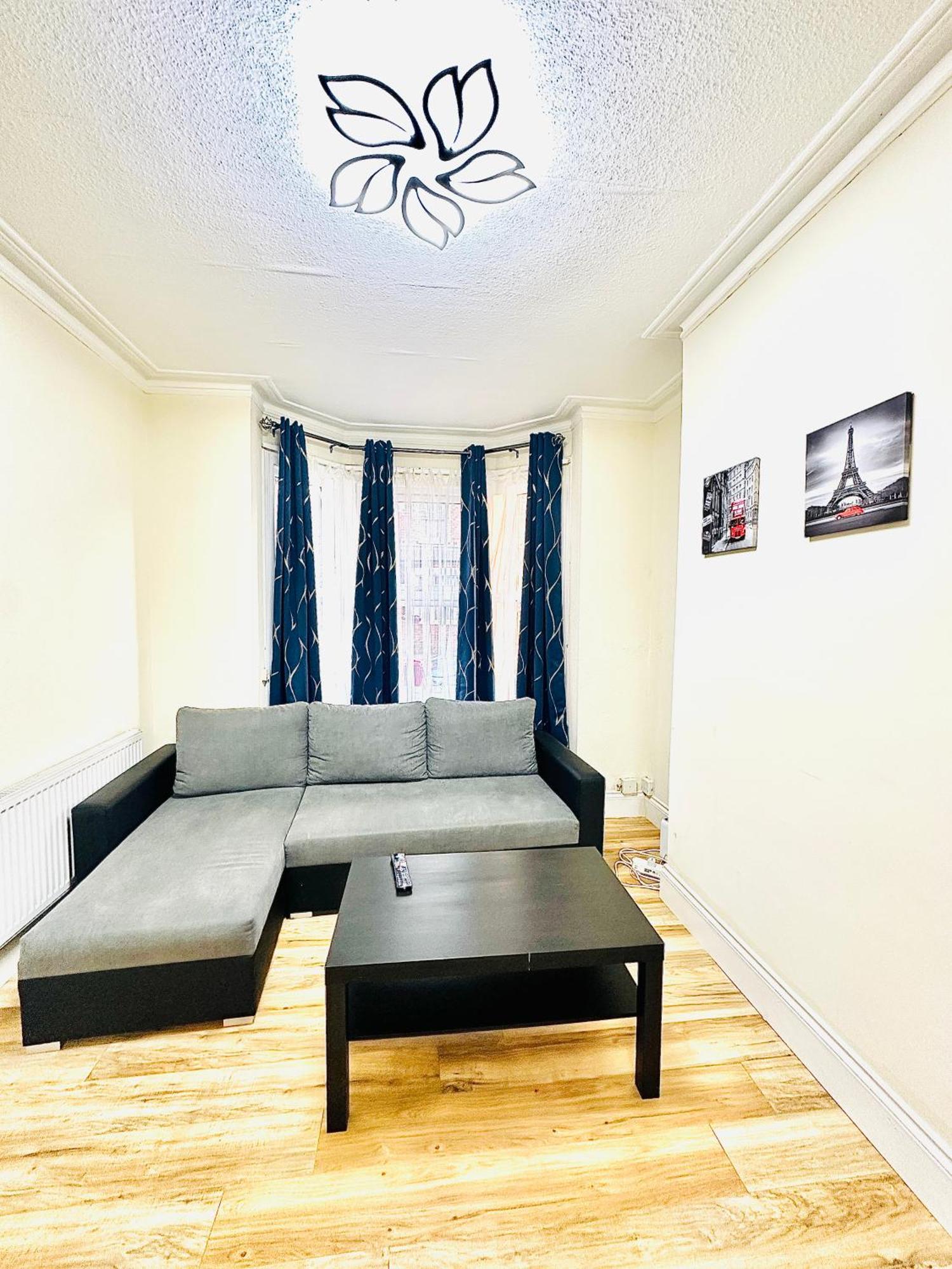 3 Bed Entire - 5 Mins Walk From Train St Holiday home