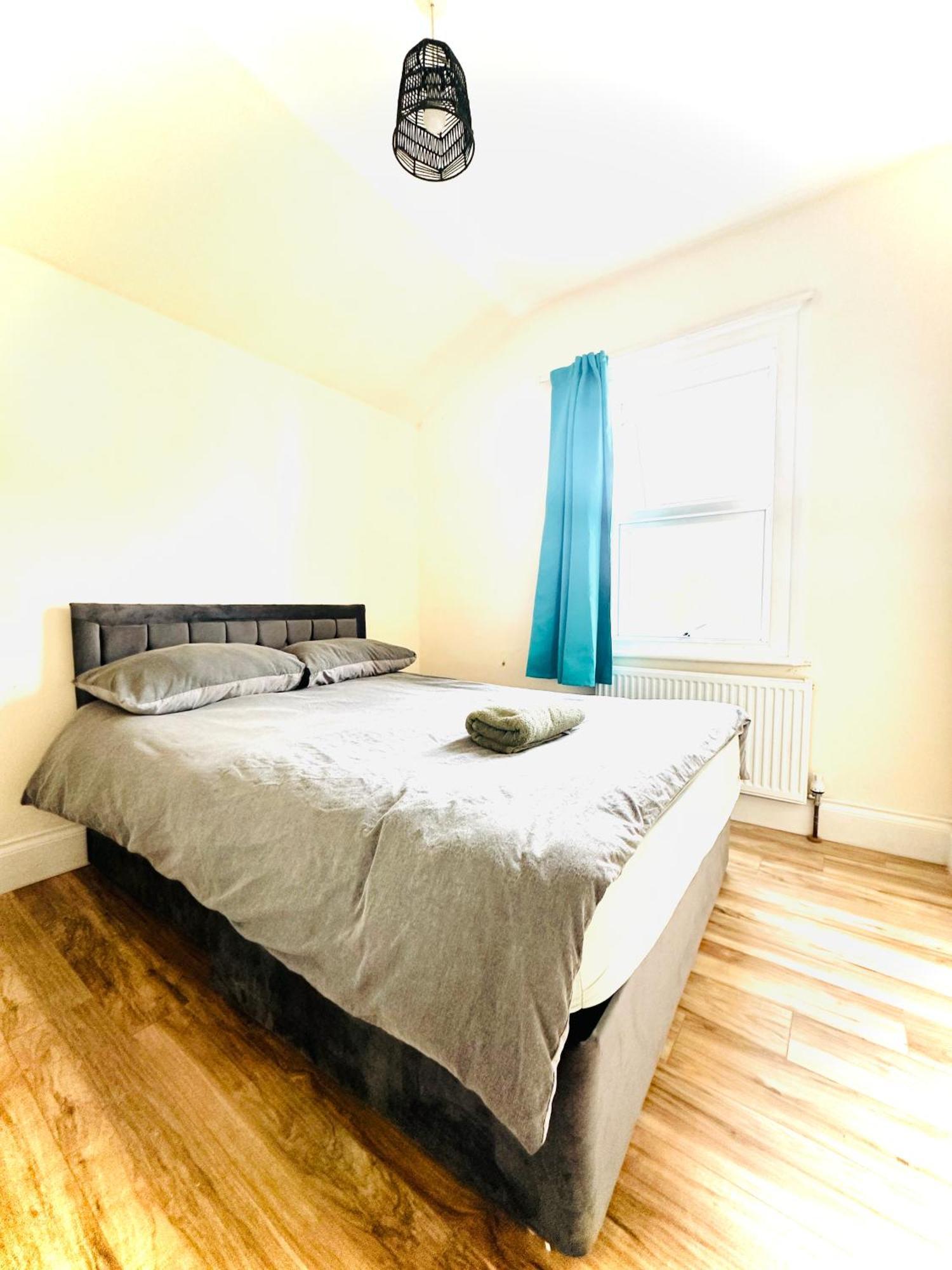 Holiday home 3 Bed Entire - 5 Mins Walk From Train St