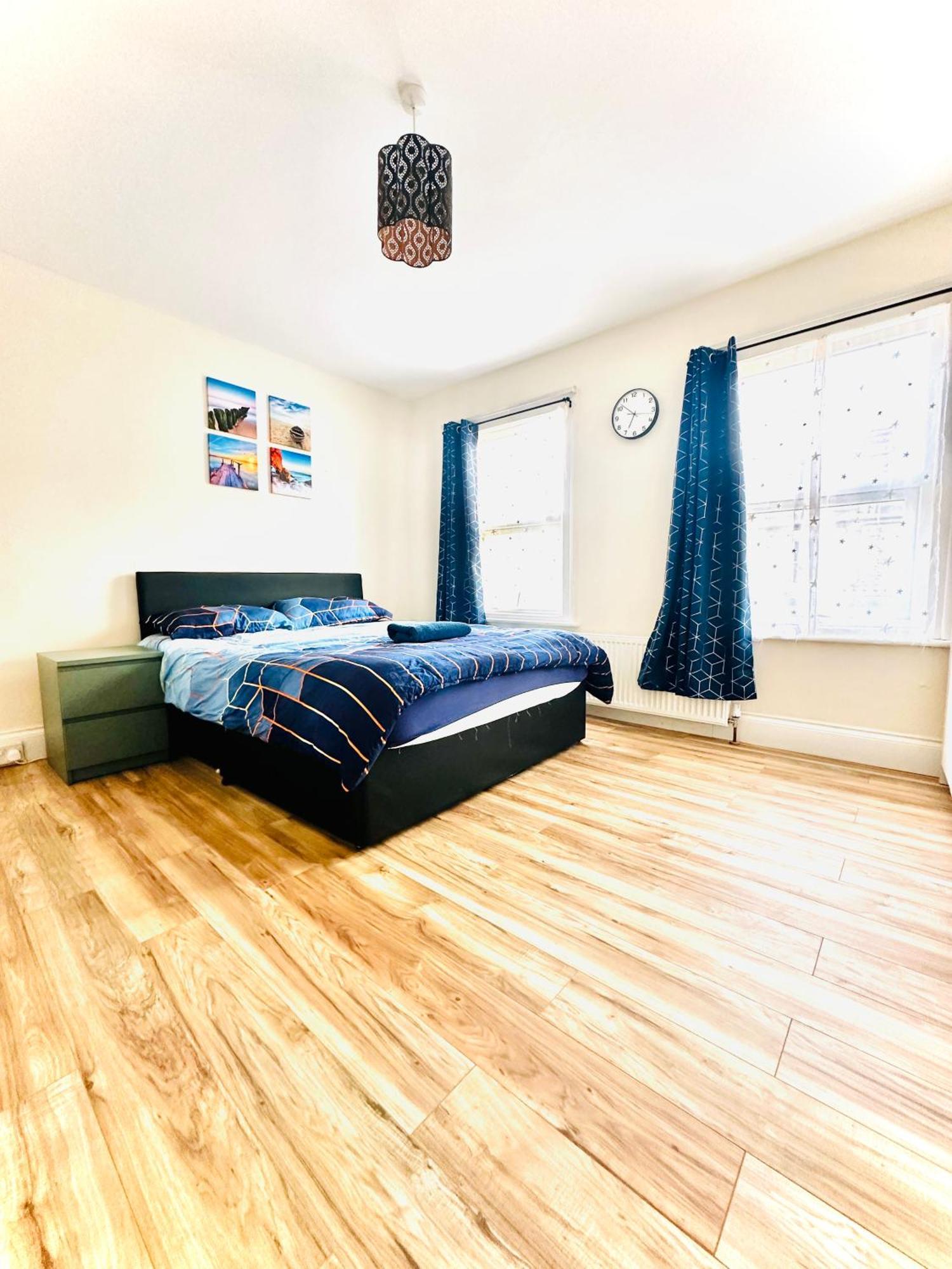 3 Bed Entire - 5 Mins Walk From Train St
