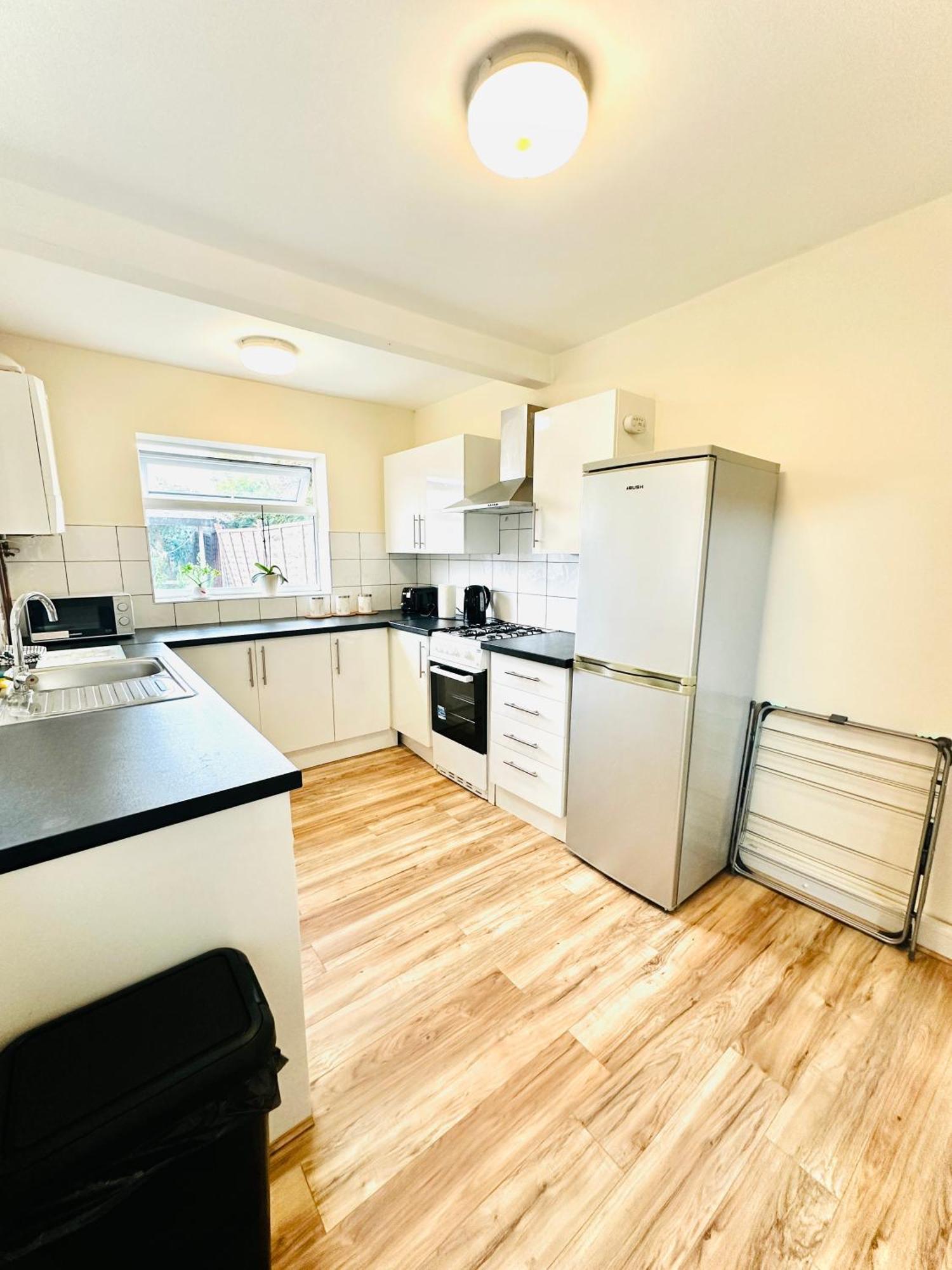 3 Bed Entire - 5 Mins Walk From Train St *