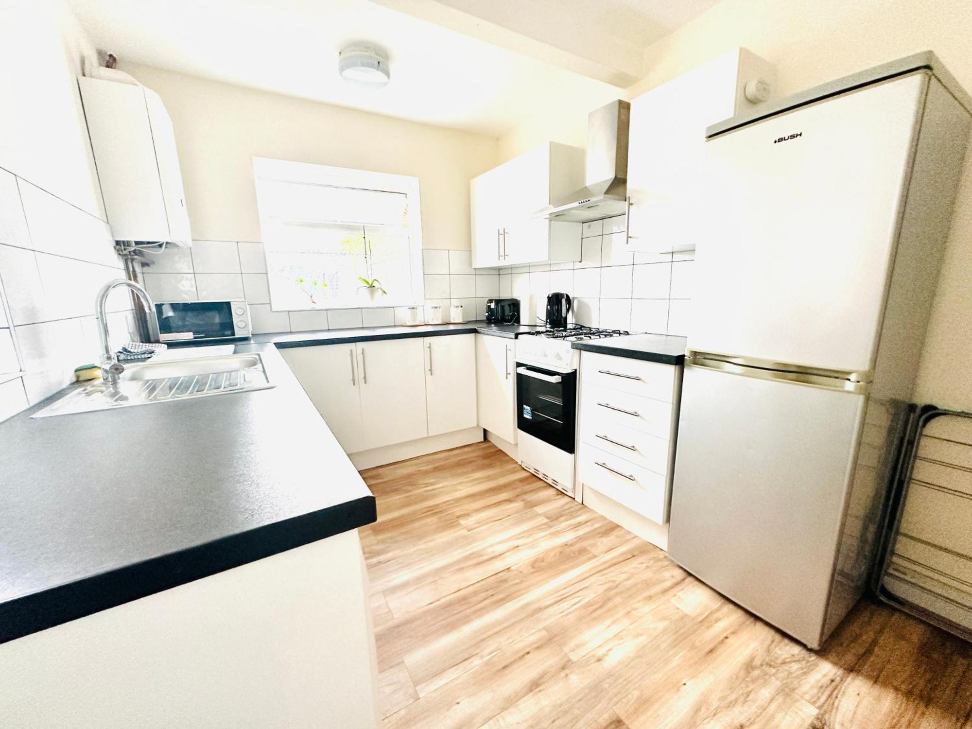 3 Bed Entire - 5 Mins Walk From Train St * Reading