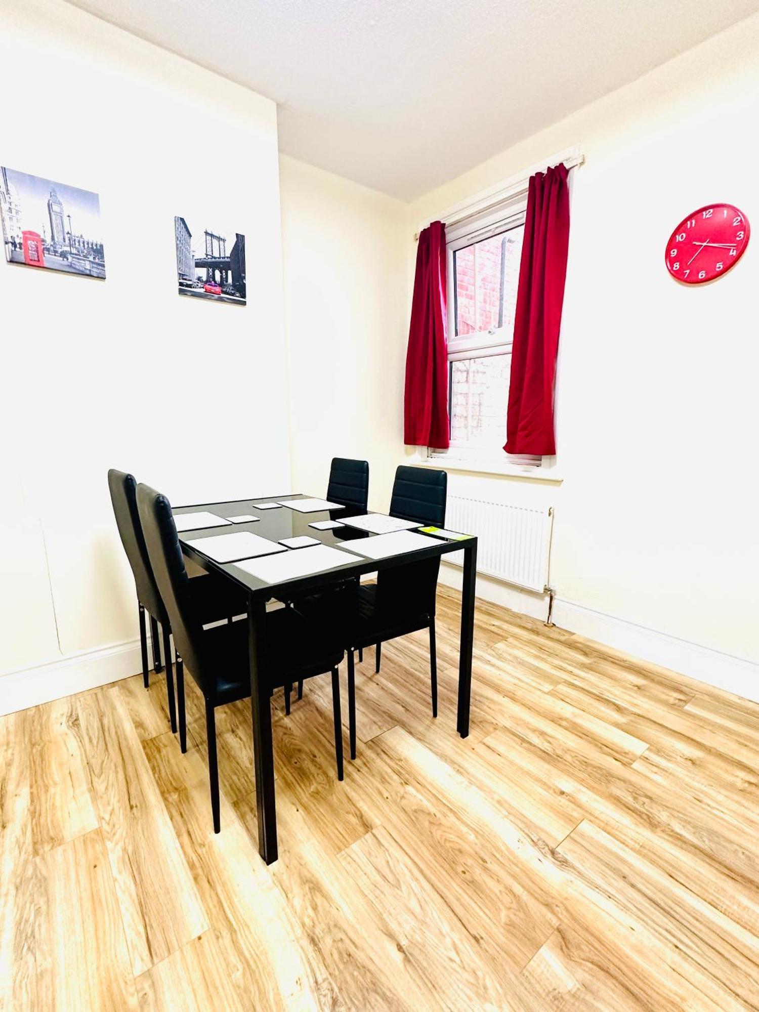 3 Bed Entire - 5 Mins Walk From Train St Holiday home