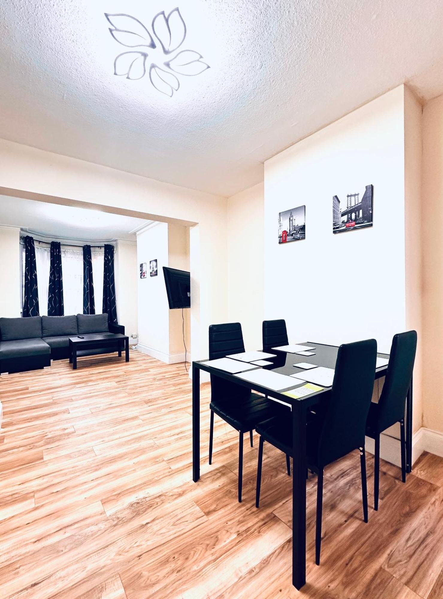 3 Bed Entire - 5 Mins Walk From Train St Holiday home *