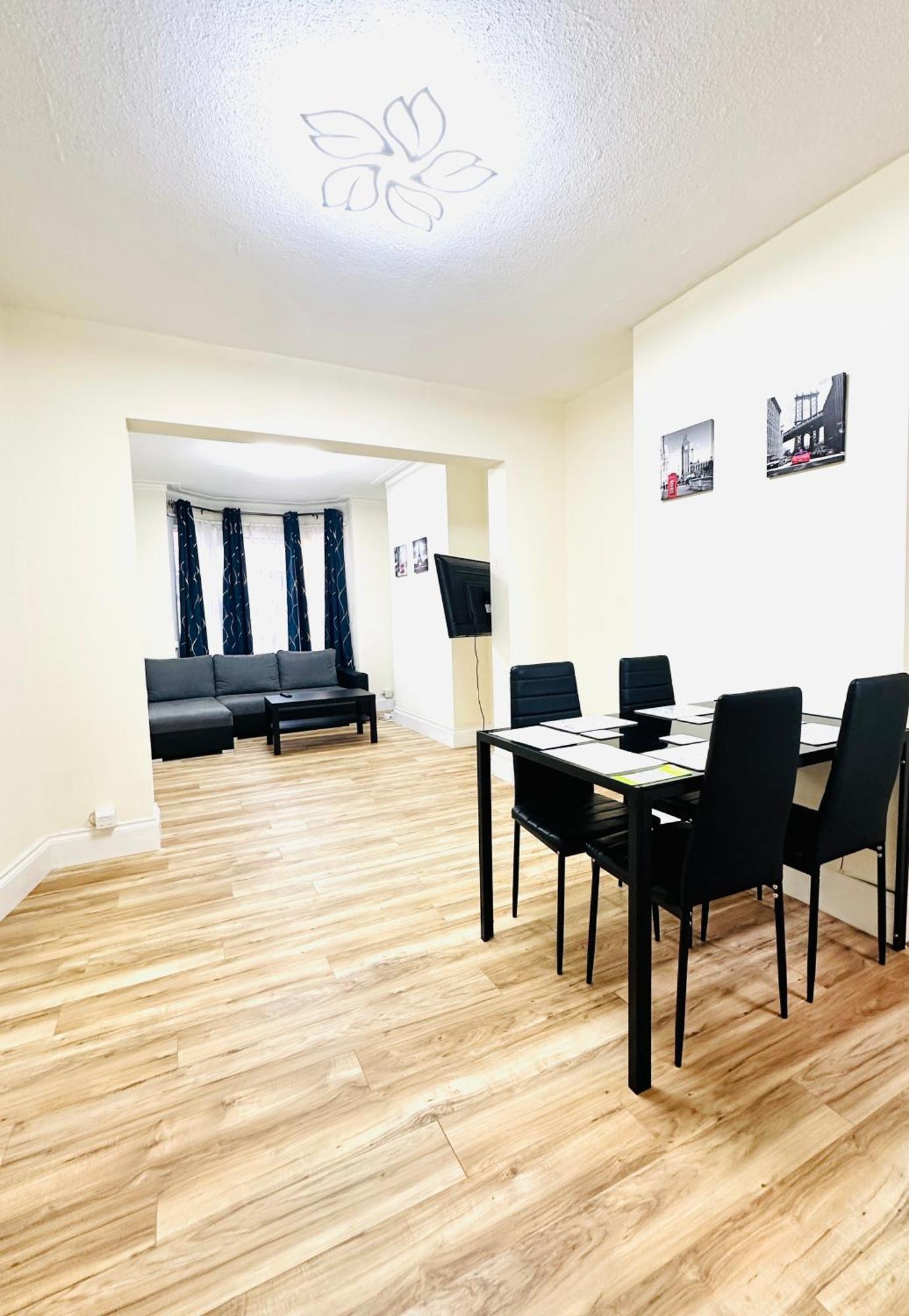 3 Bed Entire - 5 Mins Walk From Train St Holiday home Reading