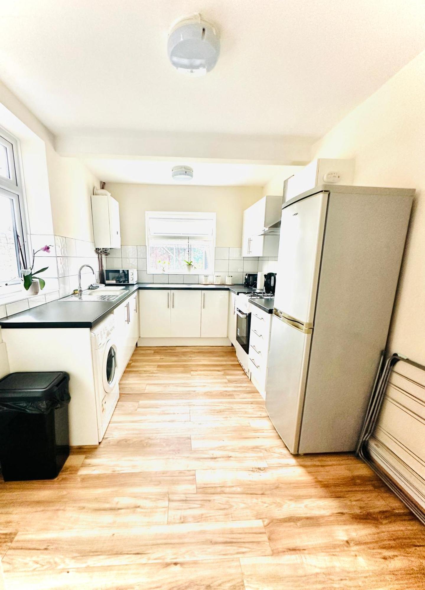 3 Bed Entire - 5 Mins Walk From Train St
