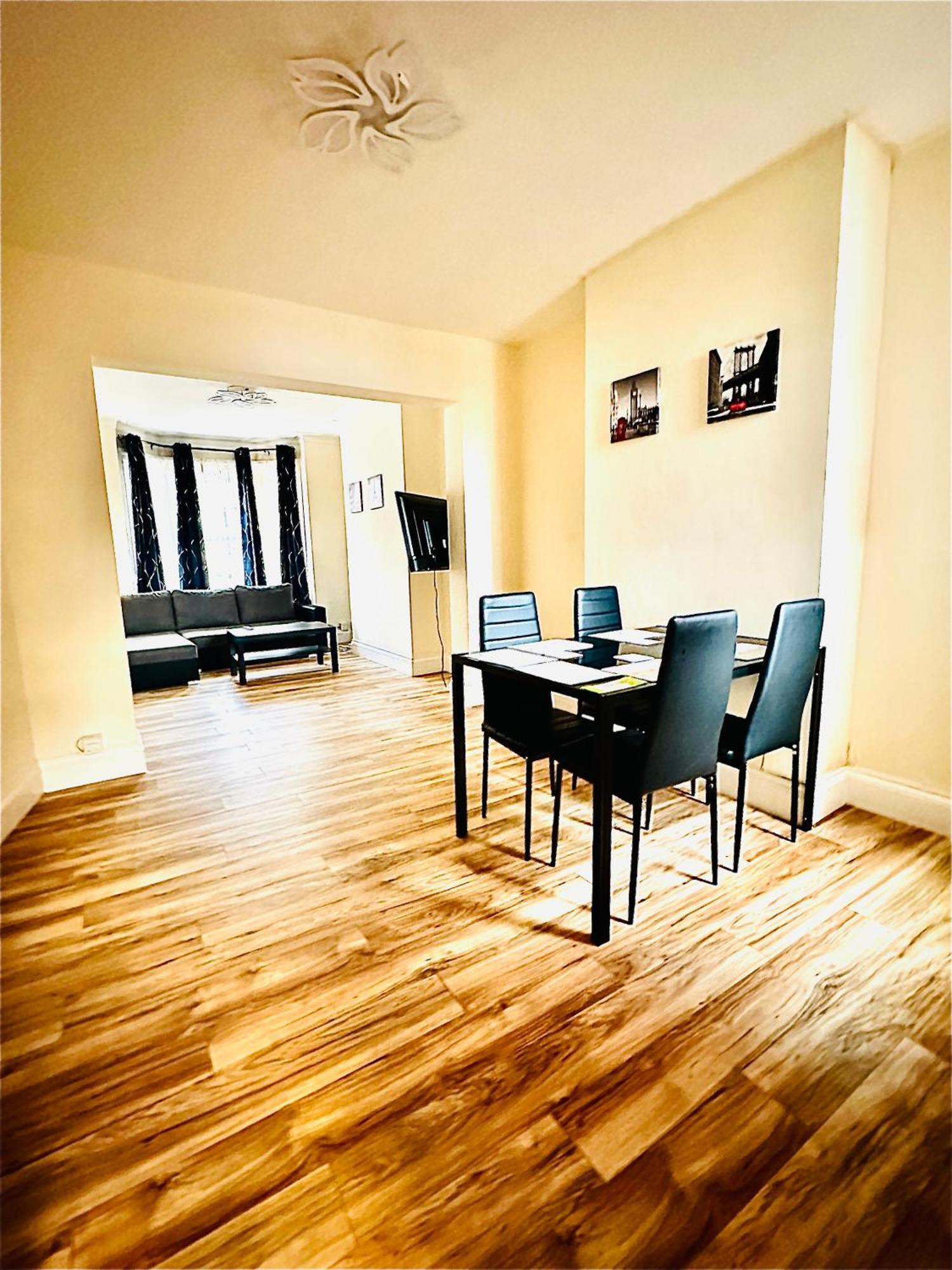 Holiday home 3 Bed Entire - 5 Mins Walk From Train St
