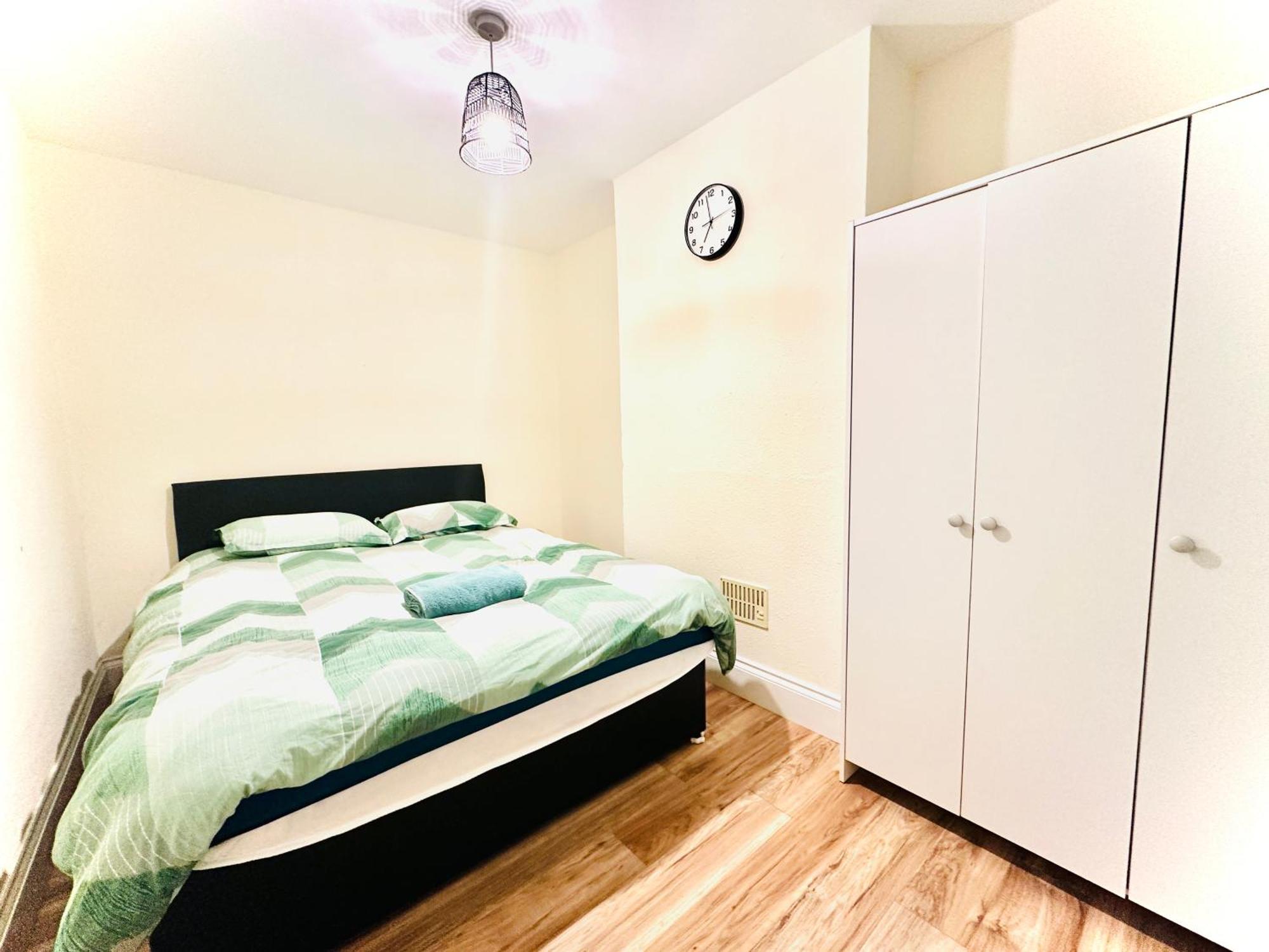 Holiday home 3 Bed Entire - 5 Mins Walk From Train St *