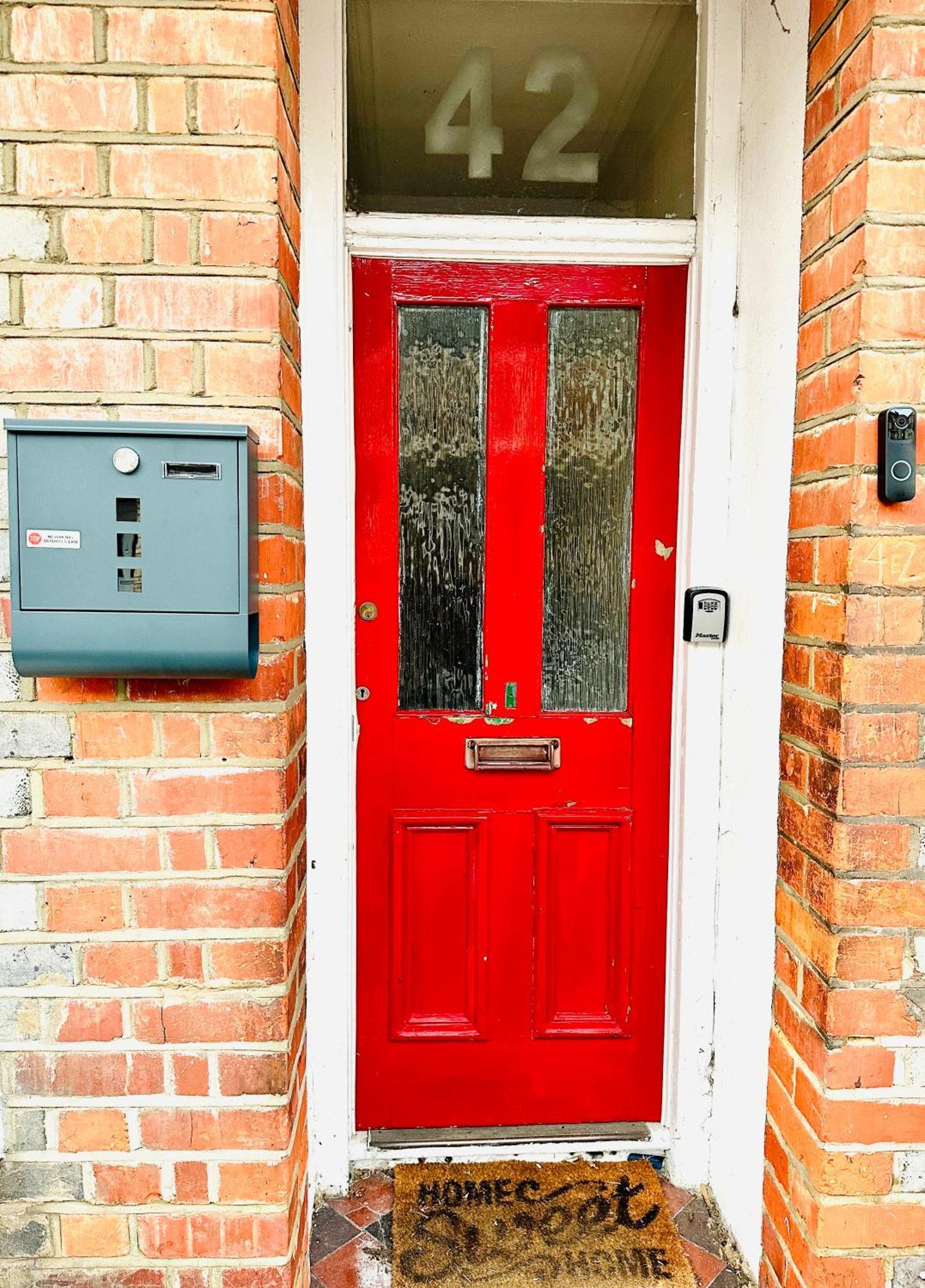 3 Bed Entire - 5 Mins Walk From Train St Holiday home Reading