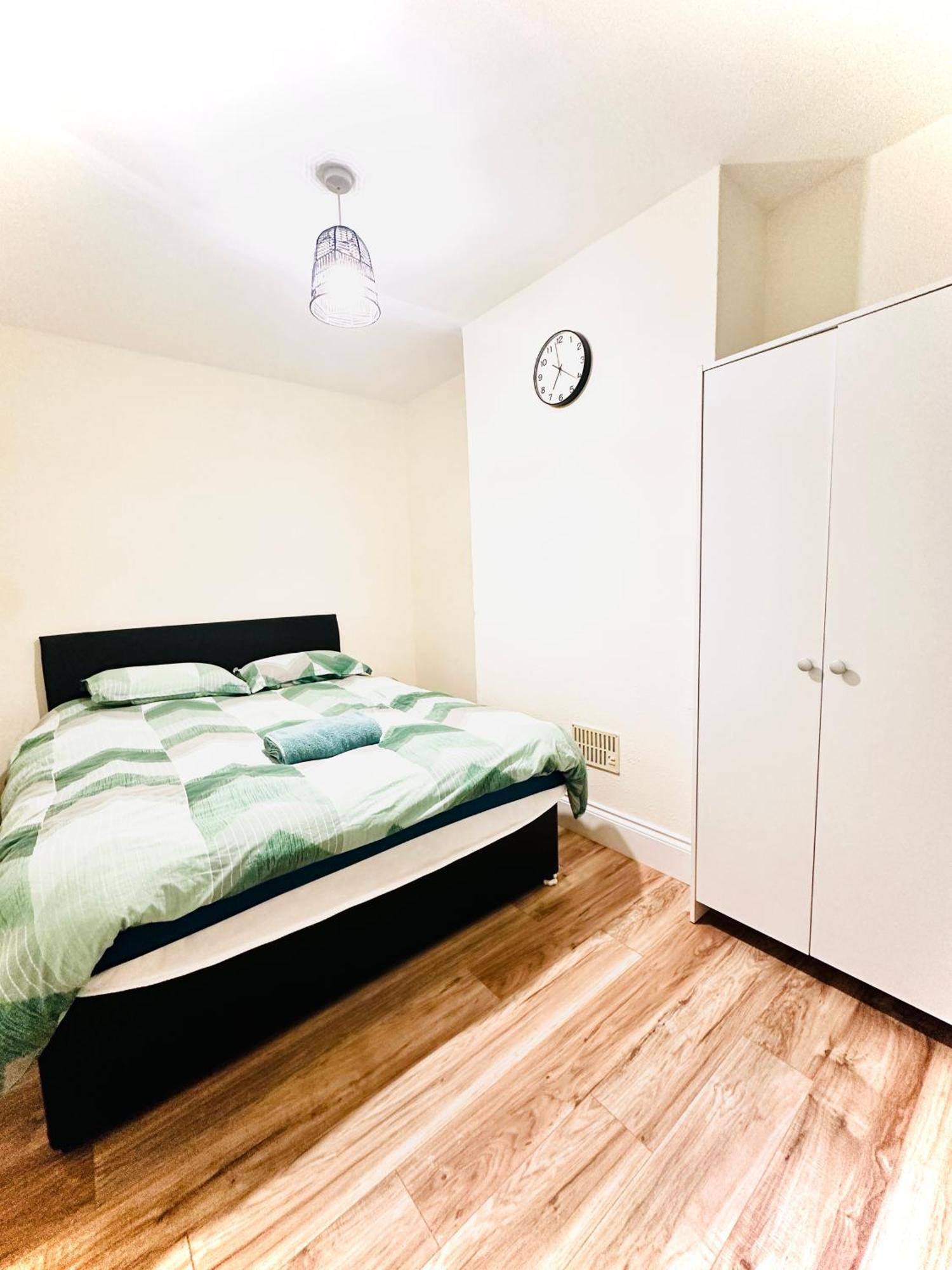 Holiday home 3 Bed Entire - 5 Mins Walk From Train St Reading