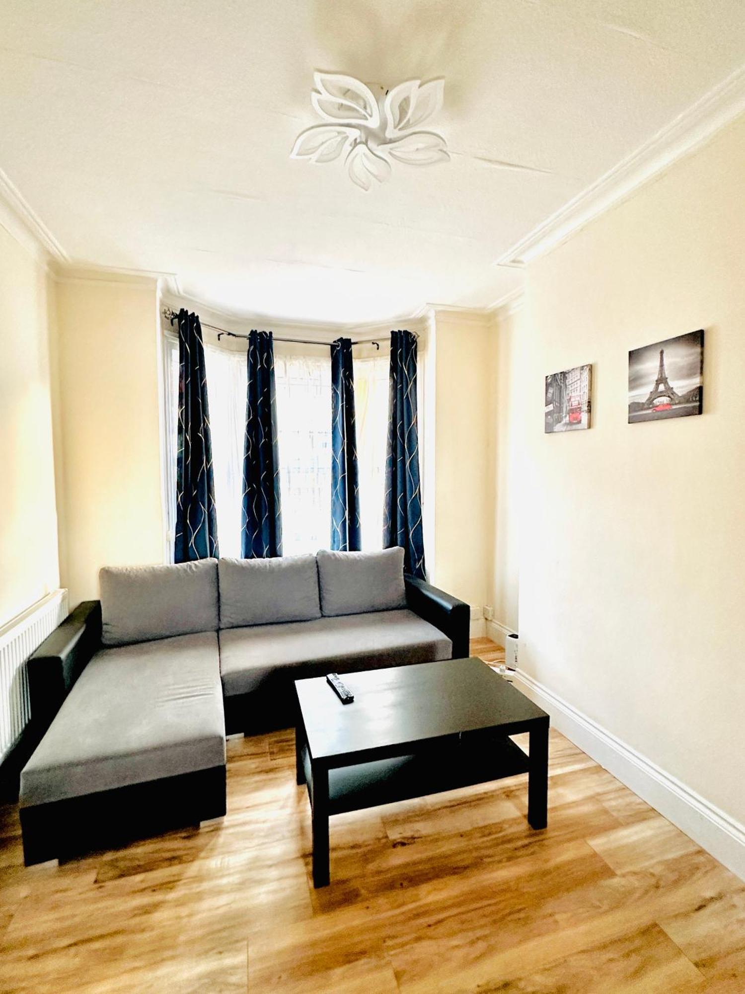 3 Bed Entire - 5 Mins Walk From Train St