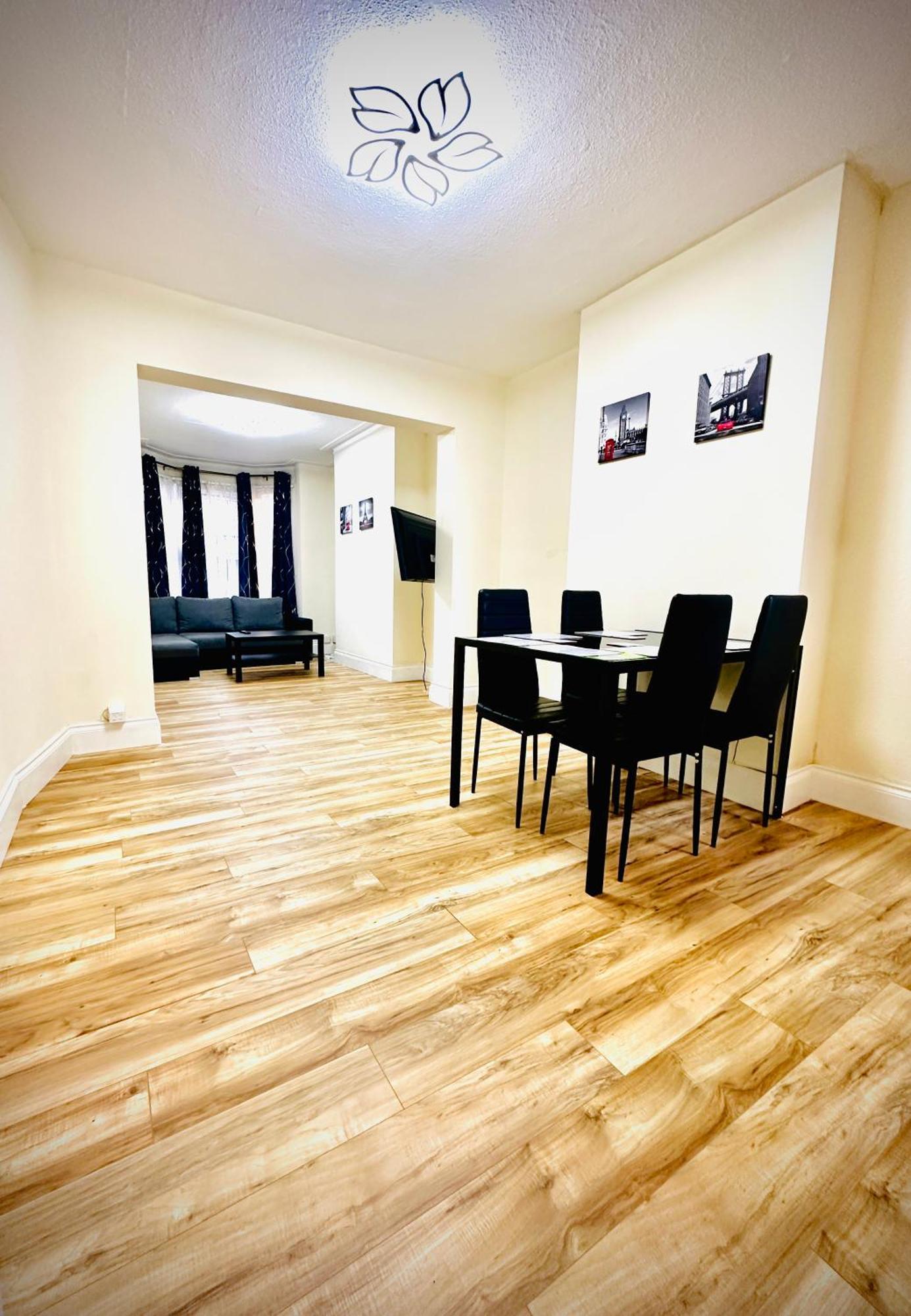 Holiday home 3 Bed Entire - 5 Mins Walk From Train St