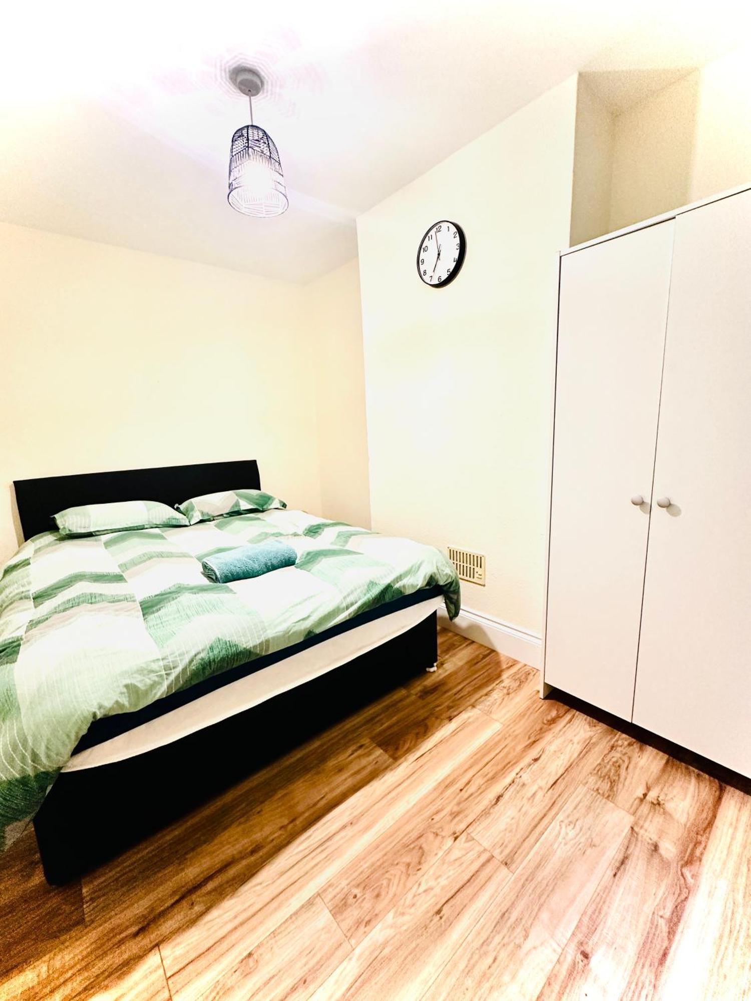 3 Bed Entire - 5 Mins Walk From Train St Reading